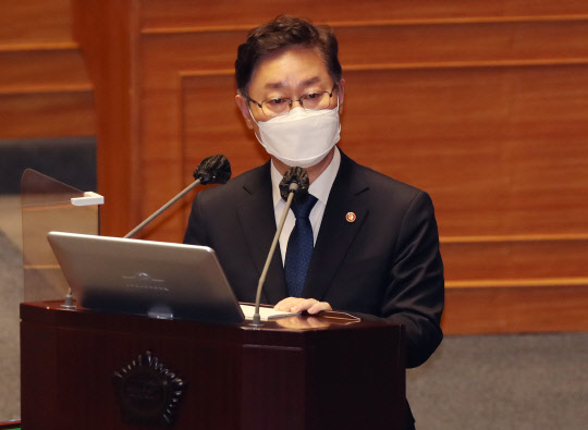 박범계 법무부 장관이 4일 국회 본회의에서 정치·외교·통일·안보 분야 대정부질문에 답변하는 모습. 연합뉴스.